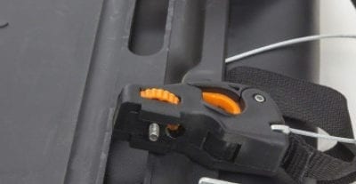 Comment remplacer une plaque filetée sur mon sac de roue ?