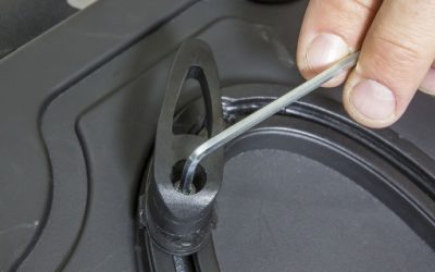 Comment remplacer un « QMR Rail-Hook » sur une plaque rigide de mon sac de roues ?